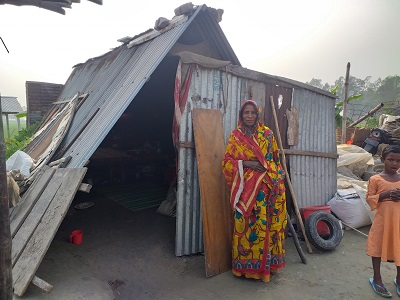 টঙ্গীবাড়ীতে থাম খুটির অভাবে ঘর উঠাতে পারছেনা জহুরা, মানবেতর বসবাস